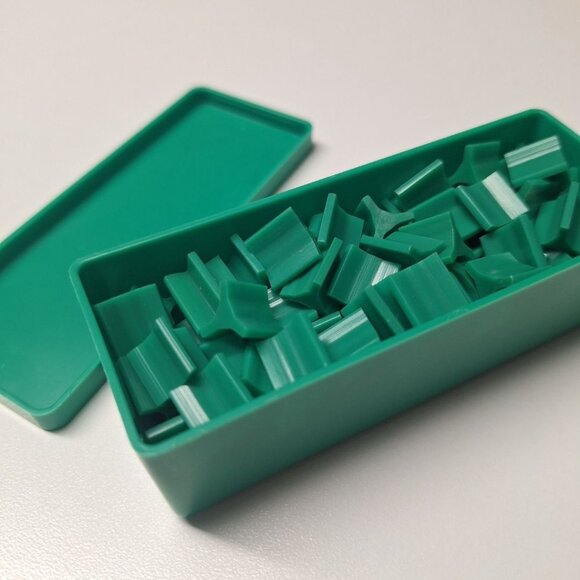 Green Castle Risk 1990 Board Game Replacement Pieces Tokens Plastic Case Box - Picture 3 of 3